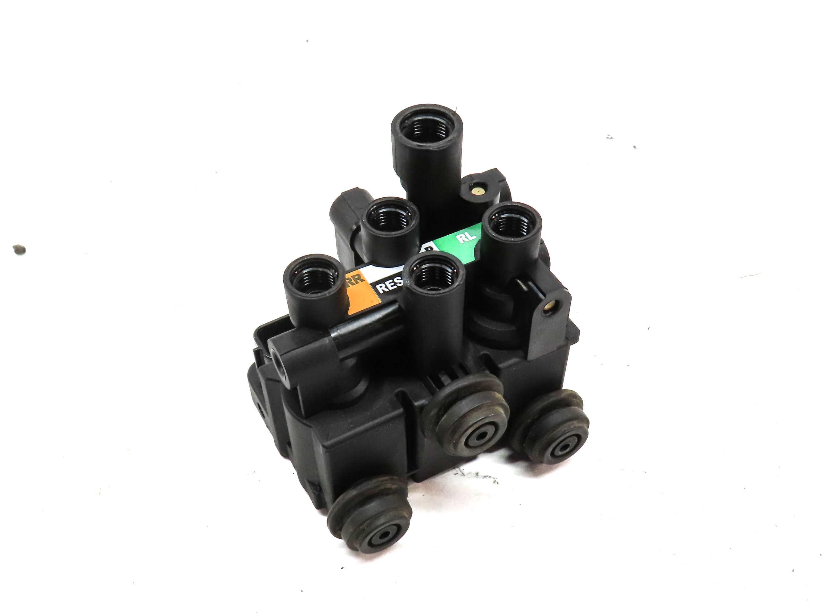 2015 LAND RANGE ROVER SPORT (L494) REAR AIR SUSPENSION VALVE BLOCK — exact item pictured